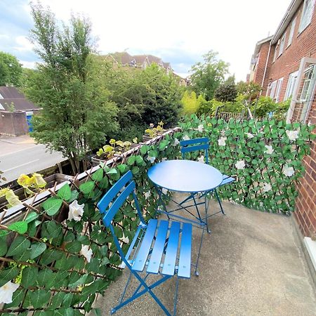 Redhill Town Centre 3 Bed House Near Gatwick Airport, Easy Commute To London Lägenhet Exteriör bild