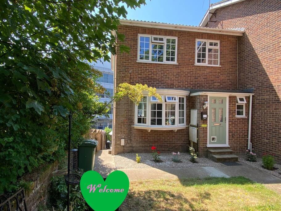 Redhill Town Centre 3 Bed House Near Gatwick Airport, Easy Commute To London Lägenhet Exteriör bild