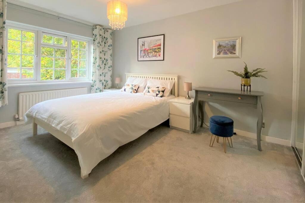 Redhill Town Centre 3 Bed House Near Gatwick Airport, Easy Commute To London Lägenhet Exteriör bild