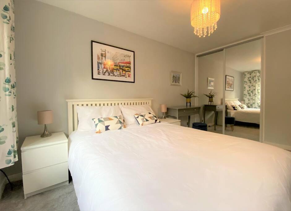 Redhill Town Centre 3 Bed House Near Gatwick Airport, Easy Commute To London Lägenhet Exteriör bild