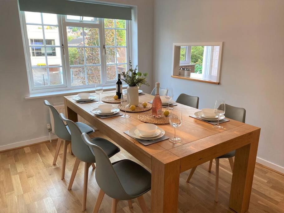 Redhill Town Centre 3 Bed House Near Gatwick Airport, Easy Commute To London Lägenhet Exteriör bild