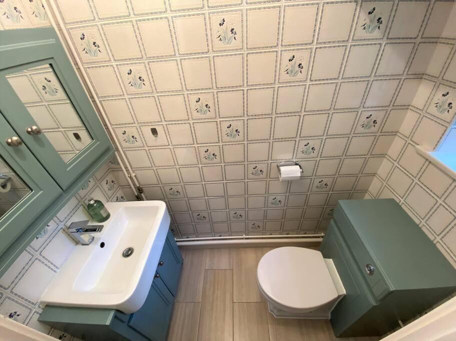 Redhill Town Centre 3 Bed House Near Gatwick Airport, Easy Commute To London Lägenhet Exteriör bild