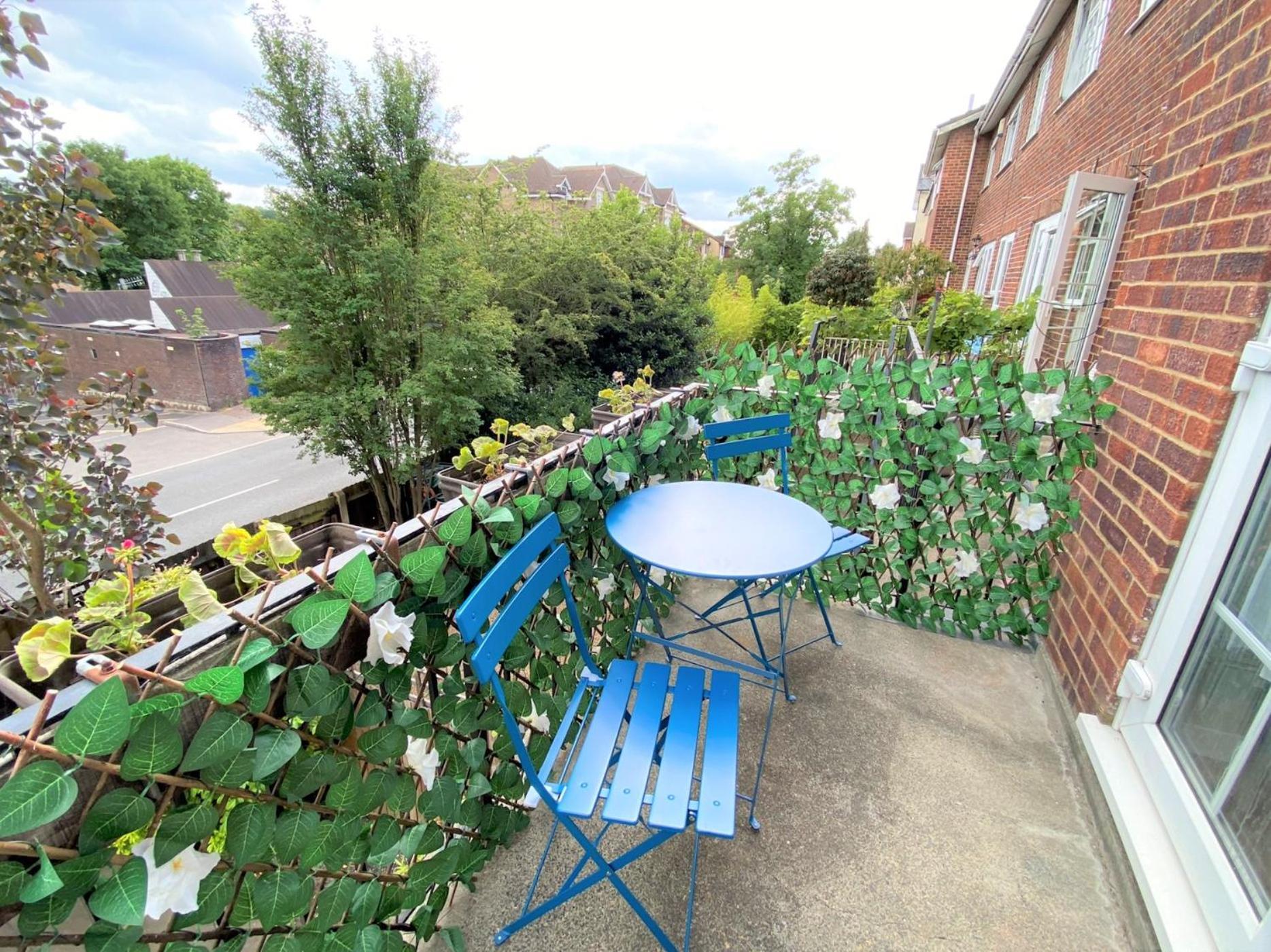 Redhill Town Centre 3 Bed House Near Gatwick Airport, Easy Commute To London Lägenhet Exteriör bild